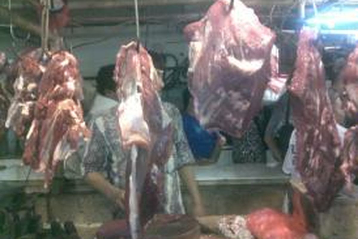 Ilustrasi daging sapi. Di Pasar Klender, harga daging sapi pada H-7 lebaran masih stabil Rp 90.000 - Rp 100.000 per kilogram. Foto diambil pada Senin (21/7/2014).
