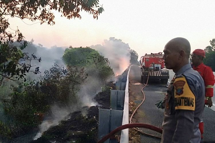 Lagi, Lahan di Sisi Tol Lampung Terbakar, Kali Ini Api Menjalar dari Sampah Warga