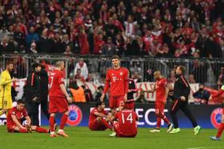 Reaksi para pemain Bayern Muenchen setelah menang 2-1 atas Atletico Madrid pada semifinal kedua Liga Champions di Stadion Vicente Calderon, Selasa (3/5/2016). Bayern gagal melaju ke final karena kalah agresivitas gol tandang.