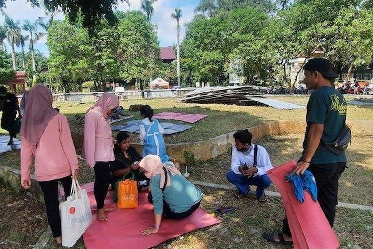 Danang kaos Hijau sejak kelas 1 SMP sudah mencari uang di Taman Mini Indonesia Indah (TMII) Jakarta Timur dengan cara menyewakan tikar ke pengunjung. 