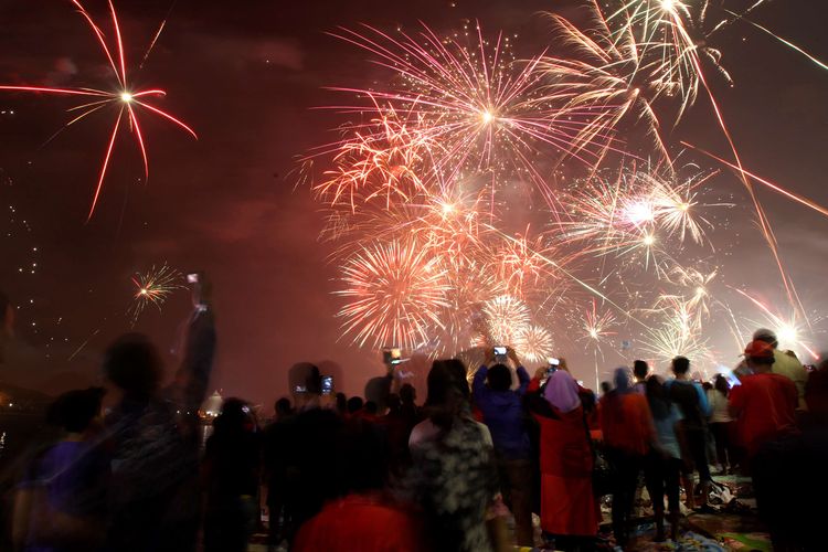 Warga menyaksikan pesta kembang api pada malam pergantian tahun baru 2016 di kawasan wisata Taman Impian Jaya Ancol, Jakarta, Kamis (31/12/2015). Pertunjukan musik dan pesta kembang apai memeriahkan puncak acara pergantian tahun di tempat ini. KOMPAS IMAGES/KRISTIANTO PURNOMO