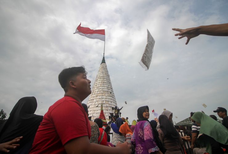 BERITA FOTO: Tradisi Ruwat Desa Jelang Ramadhan di Sidoarjo, Warga Rebutan Tumpeng Tempe Setinggi 9 Meter