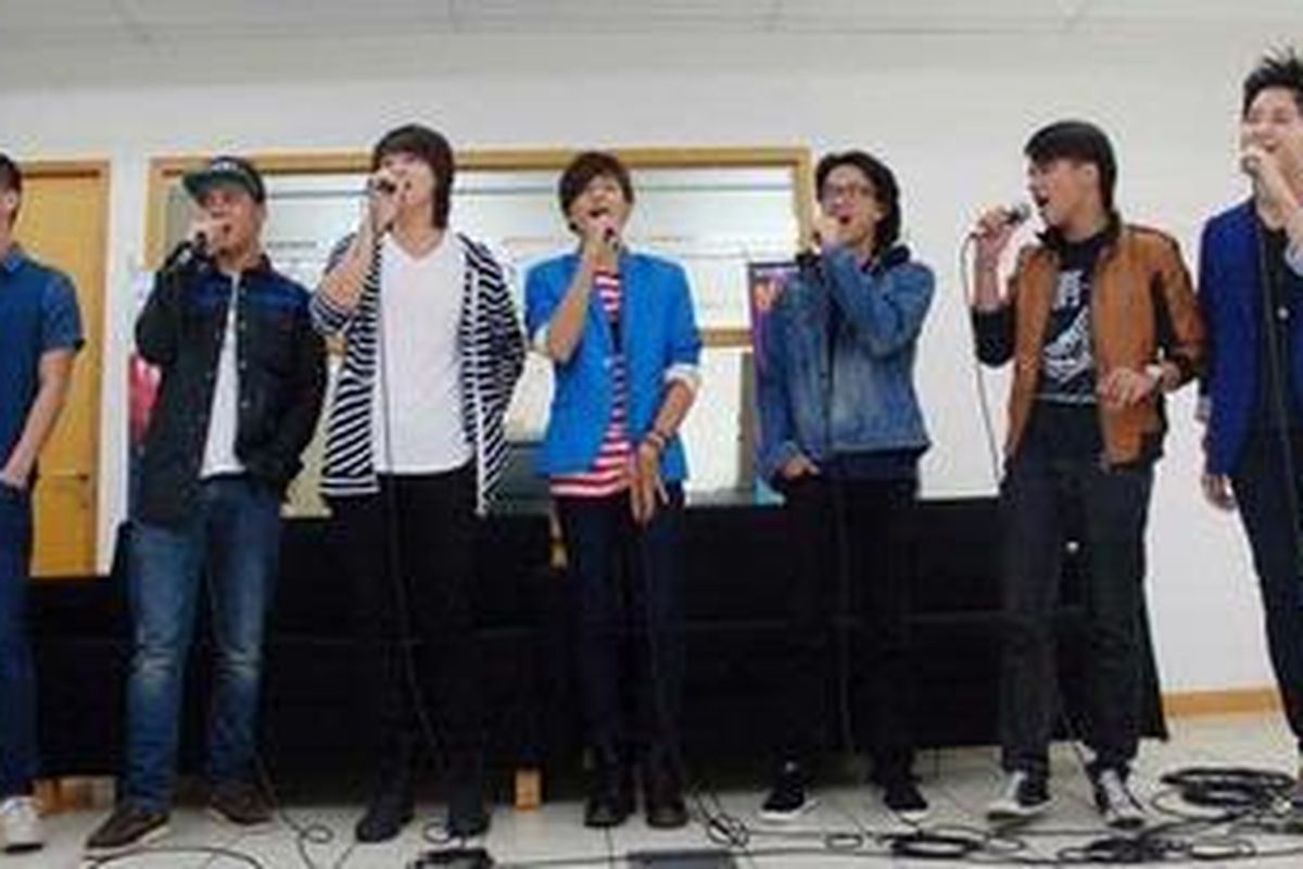 SM*SH menghibur di Kantor Kompas.com, Jakarta, dalam kegiatan Kompas.com Music Corner, Rabu (8/8/2012) siang.  