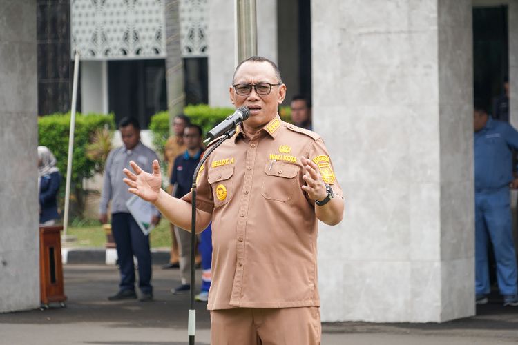 Wali Kota Cilegon Helldy Agustian memimpin apel pagi di halaman Kantor Wali Kota Cilegon sebelum memulai cuti untuk mengikuti kampanye Pilkada 2024, Selasa (24/9/2024) 