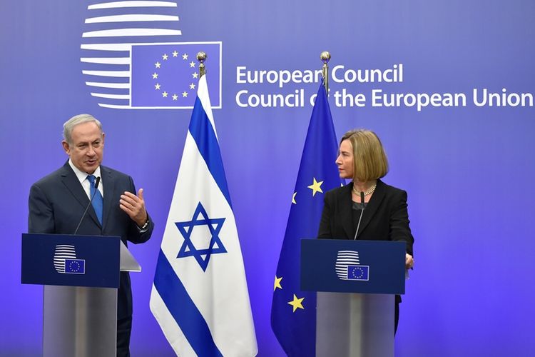 Perdana Menteri Israel Benjamin Netanyahu (kiri), dan ketua diplomat Uni Eropa Federica Mogherini, dalam konferensi pers bersama saat konferensi setingkat menteri luar negeri Uni Eropa di Brussels, Belgia. (11/12/2017)