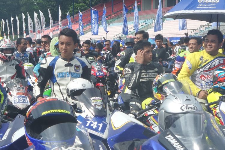 Para anggota komunitas motor Yamaha berkumpul di Sirkuit Sentul, Kabupaten Bogor, Minggu (23/4/2017) untuk mengikuti sesi balapan.