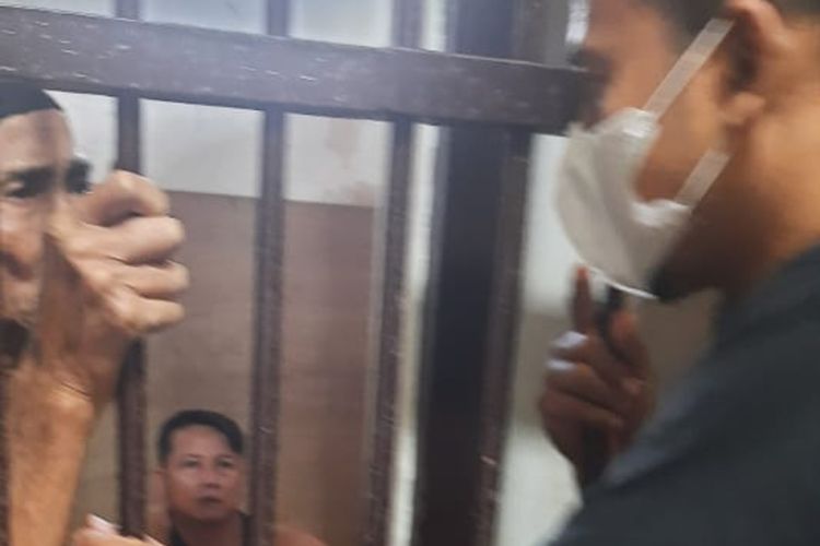 Mbah Minto saat dijenguk Haryanto Kuasa Hukumnya di sel tahanan Kejaksaan Negeri Demak.