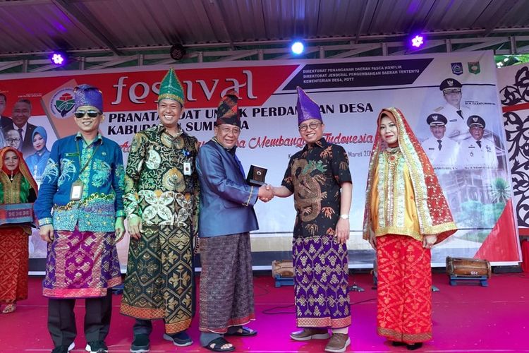 Dari kiri ke kanan, Hasrul Edyar (Direktur Penanganan Daerah Pasca Konflik), Sugito (Setditjen PDTu), Mahmud Abdullah (Wakil Bupati Sumbawa), Anwar Sanusi (Sekjen Kemendes PDTT), Aisyah Gamawati (Dirjen PDTu Kemendes PDTT). 