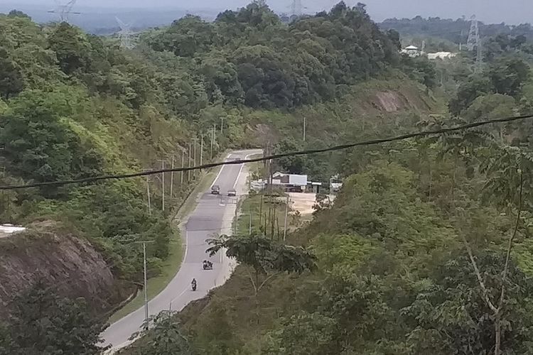 Inilah salah satu Jalan Lintas Nasional yang rawan longsor terdapat di wilayah Kecamatan XIII Koto Kampar, Kabupaten Kampar, Riau.