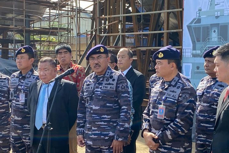 Asisten Logistik (Aslog) KSAL Laksda Agus Santoso (depan mic) usai peresmian tugboat atau kapal tunda di Tanjung Priok, Jakarta Utara, Selasa (7/3/2023).