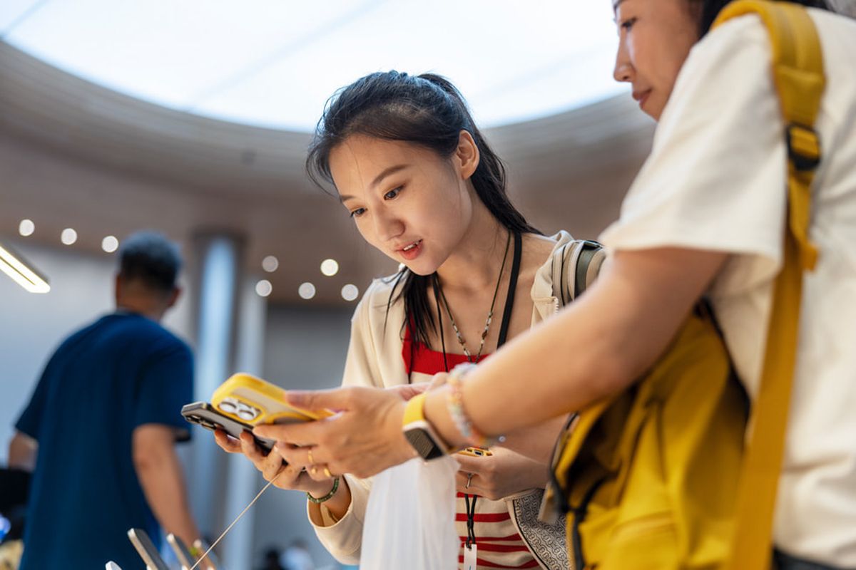 Pelanggan menjajal iPhone 16 di Apple Store Jingan Shanghai, China.