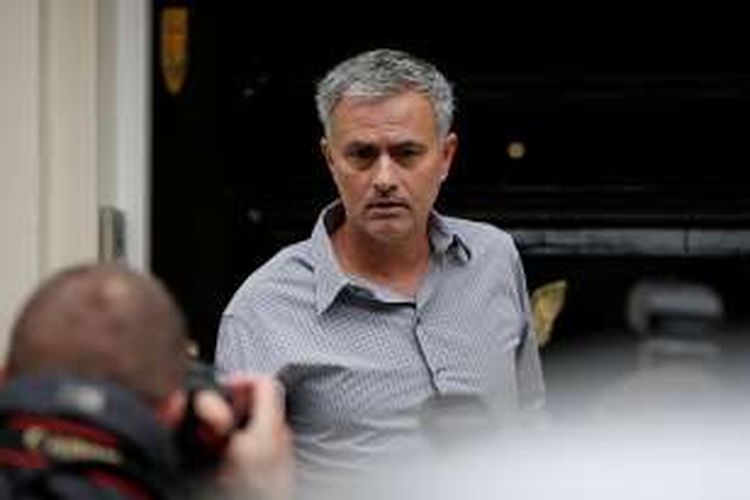 Jose Mourinho tiba di kediamannya di London setelah diumumkan sebagai Manajer Manchester United, Jumat (27/5/2016).