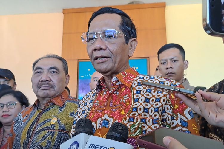Menteri Koordinator Bidang Politik, Hukum, dan Keamanan Mahfud MD seusai acara Rembuk Nasional Sahabat Saksi dan Korban di Bogor, Rabu (20/12/2023).