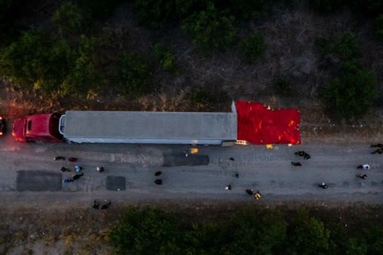 Dalam tampilan udara ini, anggota penegak hukum menyelidiki trailer traktor pada 27 Juni 2022 di San Antonio, Texas. Menurut laporan, setidaknya 46 orang, yang diyakini sebagai pekerja migran dari Meksiko, ditemukan tewas di sebuah trailer traktor yang ditinggalkan. Lebih dari selusin korban ditemukan hidup, menderita serangan panas dan dibawa ke rumah sakit setempat. 