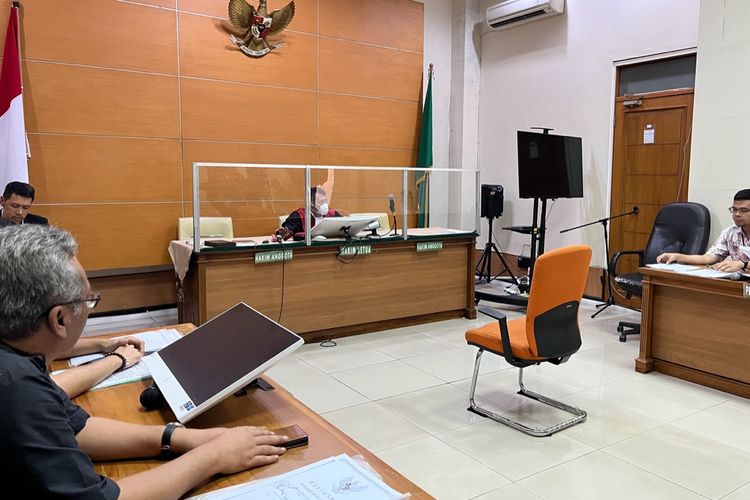 Pengadilan Negeri (PN) Jakarta Selatan kembali menunda sidang gugatan praperadilan yang diajukan Lembaga Pengawasan, Pengawalan, dan Penegakan Hukum Indonesia (LP3HI) melawan Kejaksaan Agung (Kejagung) RI dan Komisi Pemberantasan Korupsi (KPK), Senin (14/8/2023). Gugatan ini dilayangkan lantaran Kejagung diduga telah menghentikan penyidikan empat pihak yang dinilai terlibat dalam kasus dugaan korupsi proyek penyediaan menara base transceiver station (BTS) 4G dan infrastruktur pendukung 1, 2, 3, 4, dan 5.