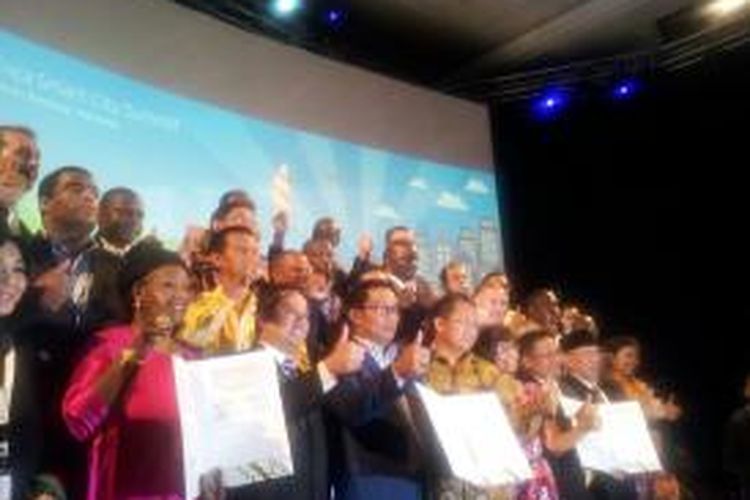 Pertemua Kota Cerdas Asia Afrika atau Asia Africa Smart City Summit 2015 menghasilkan Deklarasi Bandung Kota Cerdas Asia Afrika, ditandatangani 7 wali kota Indonesia, dan 18 wali kota mancanegara, Kamis (23/4/2015).