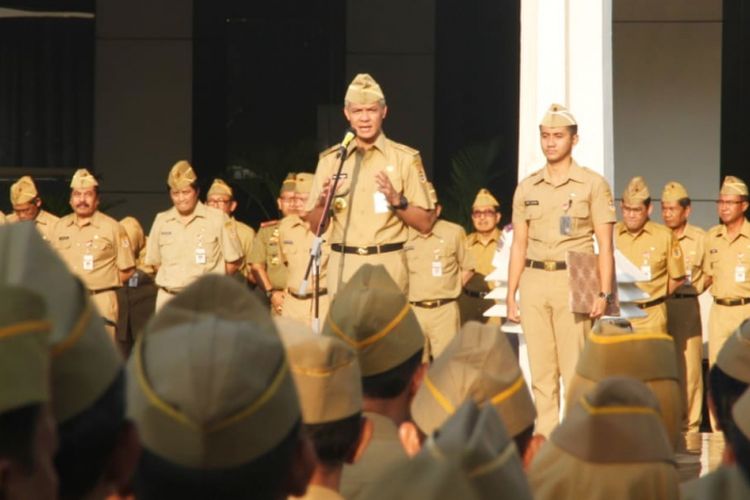 Gubernur Jateng Ganjar Pranowo memimpin apel pagi di halaman kantor Gubernur Jateng, Senin (7/1/2019).