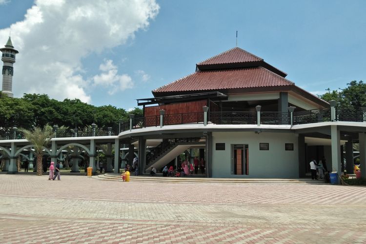 Bangunan dua tingkat baru yang ada di tengah alun-alun Gresik, yang sebelumnya digunakan untuk tugu air mancur.