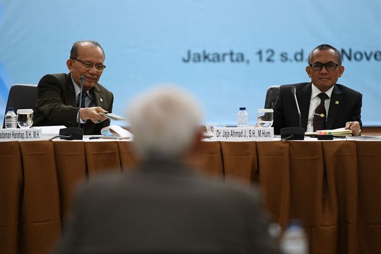 Ketua Komisi Yudisial (KY) Jaja Ahmad Jayus (kanan) bersama Komisioner KY Maradaman Harahap (kiri) menyimak paparan Calon Hakim Agung Triyono Martanto ketika memimpin seleksi wawancara Calon Hakim Agung di gedung Komisi Yudisial Jakarta, Kamis (14/11/2019). KY melaksanakan seleksi wawancara terbuka terhadap 13 calon Hakim Agung yang hasil selanjutnya diserahkan kepada DPR. ANTARA FOTO/Wahyu Putro A/ama.