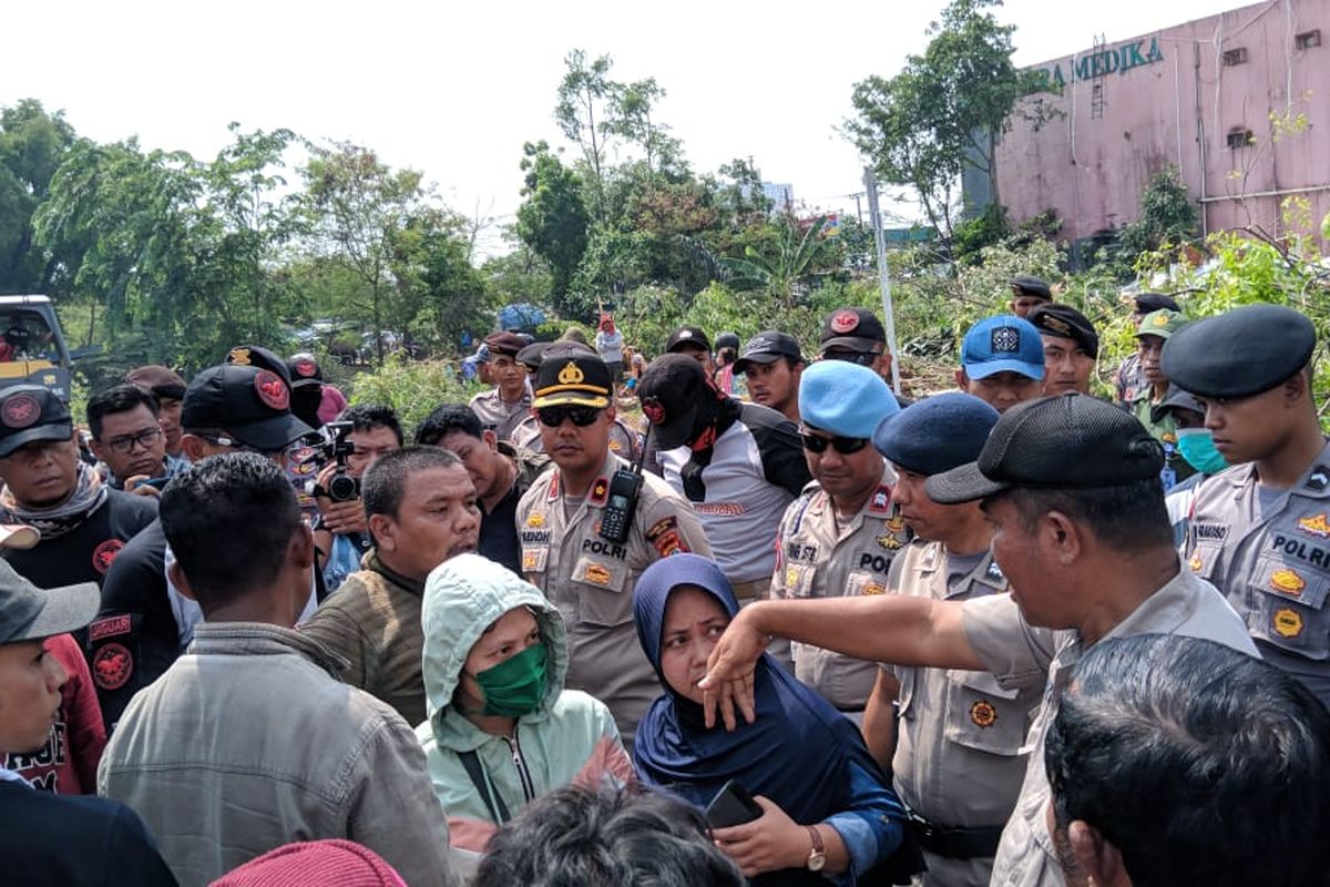 Warga Kampung Bulak, Cisalak, Depok melakukan demonstrasi saat diadakan penertiban oleh Satpol PP Kota Depok, Rabu (13/11/2019)