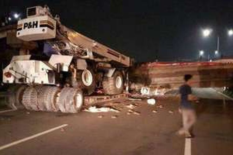 Jembatan penyebrangan roboh di Tol BSD