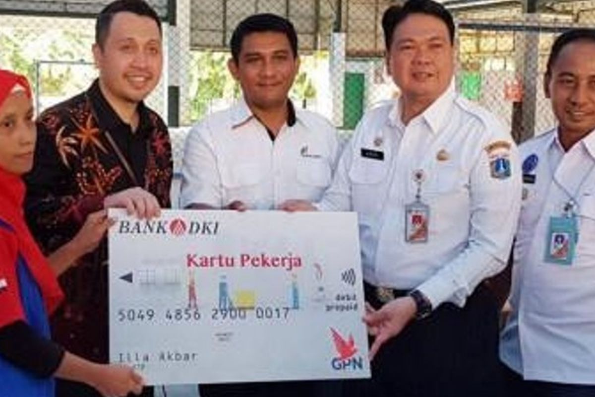 Kepala Dinas Tenaga Kerja dan Transmigrasi Provinsi DKI Jakarta, Andri Yansyah, menyerahkan secara simbolis Kartu Pekerja kepada pekerja Jakarta, beberapa waktu
lalu.