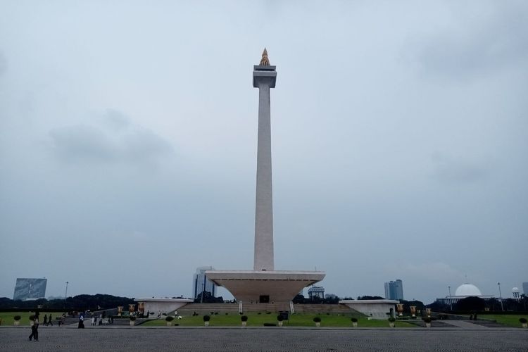 Tugu Monumen Nasional (Monas) kembali dibuka untuk umum pada Jumat (1/7/2022). 