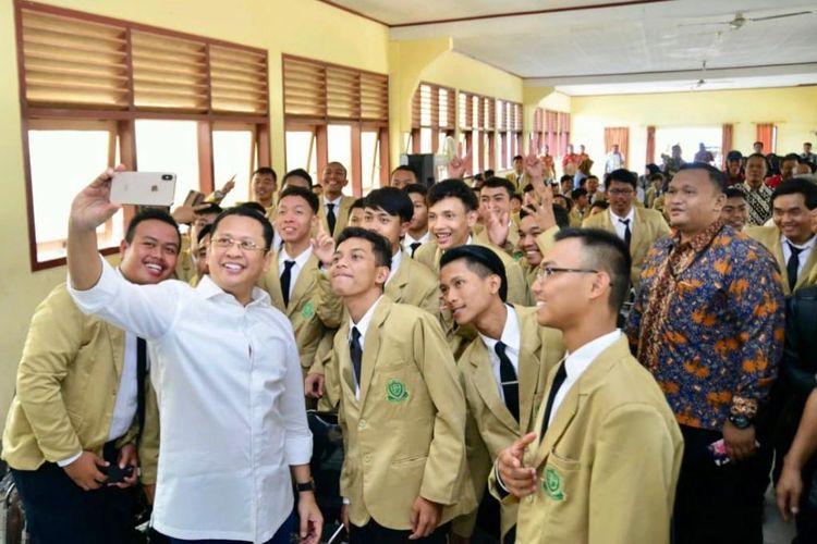 Ketua DPR RI Bambang Soesatyo bersama para mahasiswa saat memberikan kuliah umum pada kuliah perdana di Universitas Perwira Purbalingga (UNPERBA) di Purbalingga, Jawa Tengah, Jumat (13/9/2019).