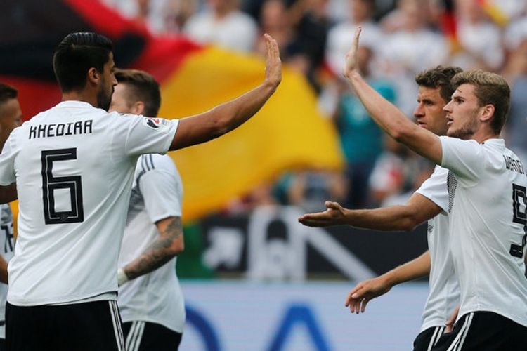 Penyerang Jerman, Timo Werner (kedua dari kanan), merayakan gol yang dicetak ke gawang Arab Saudi dalam laga persahabatan di Stadion BayArena, Leverkusen, Jerman pada 8 Juni 2018.
