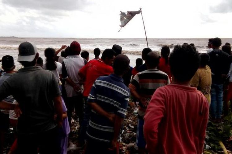 Puluhan warga di Kabupaten Takalar, Sulawesi Selatan memenuhi bibir pantai Lamangkia, Kabupaten Takalar, Sulawesi Selatan menunggu hasil pencarian kapal yang memuat puluhan penumpang dan tenggelam setelah dihantam badai. Sabtu, (4/2/2017).