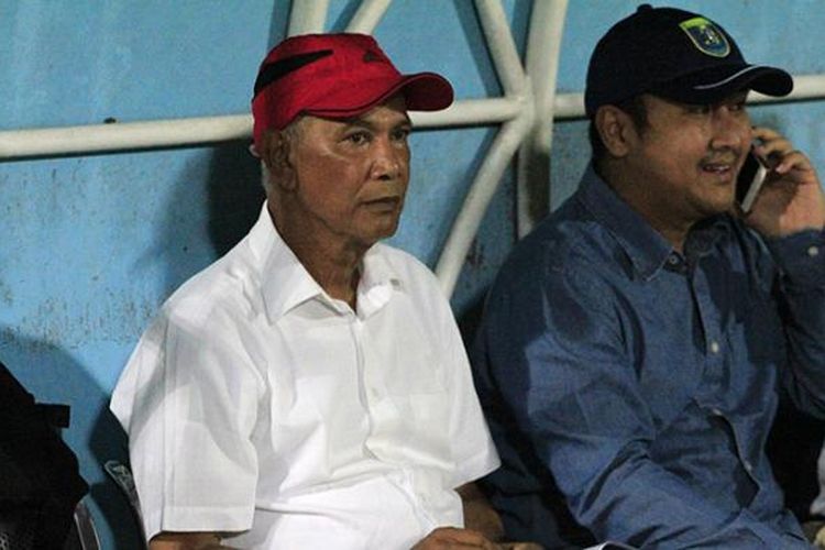 Manajer Persela Lamongan Yunan Achmadi (kanan), saat mendampingi pelatih Sutan Harhara di bench pemain.