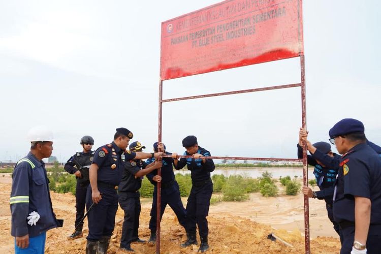 Kementerian Kelautan dan Perikanan (KKP) menghentikan proyek reklamasi galangan kapal milik PT BSI di Batam, Kepulauan Riau (Kepri), Jumat (5/5/2023) usai temukan indikasi pelanggaran pemanfaatan ruang laut.