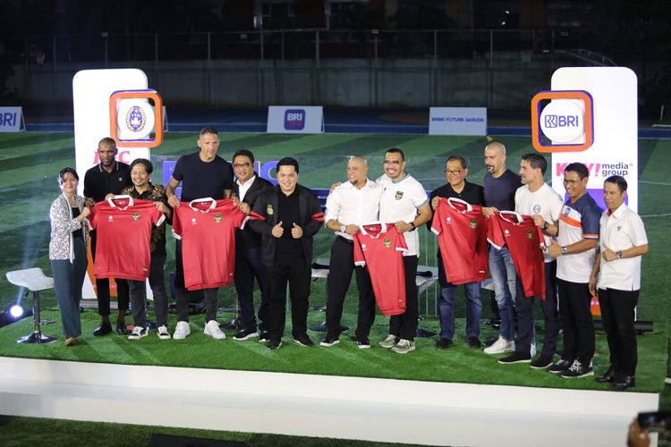 Para legenda sepak bola dunia berfoto dalam acara BRImo Future Garuda di BRILian Stadium, Fatmawati, Jakarta, pada Selasa (30/5/2023).