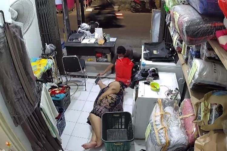 Rekama CCTV menunjukkan ponsel milik pegawai laundry di Tanjung Priok, Jakarta Utara dijambret seorang pria pada Rabu (25/1/2023). 