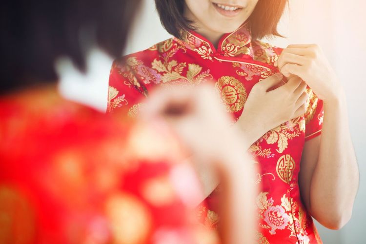 Cheongsam dalam bahasa Katon artinya gaun panjang. Cheongsam atau qipao dalam bahasa Mandarin adalah gaya berpakaian yang biasanya dikenakan oleh wanita Tionghoa.