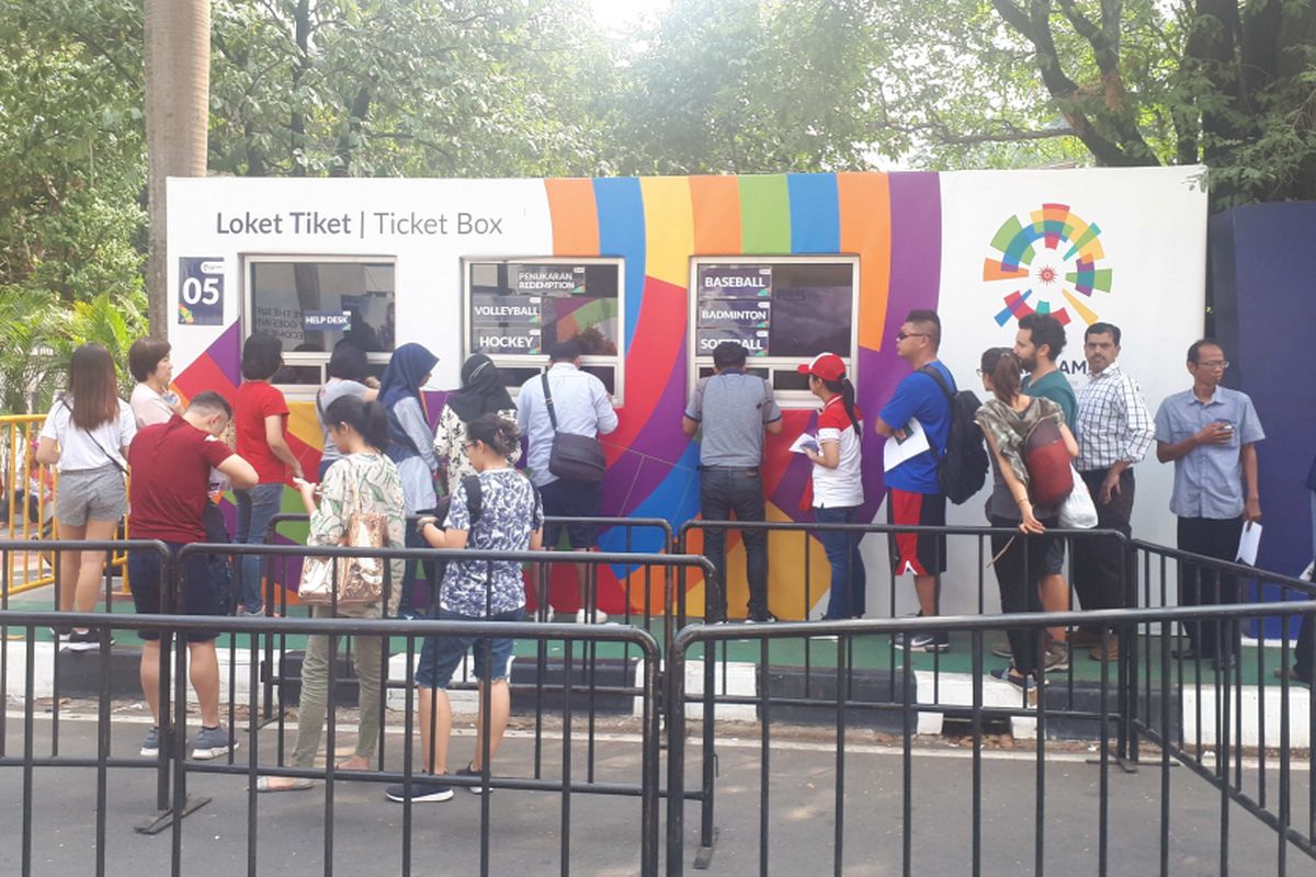 Beberapa penonton Asian Games 2018 yang telah membeli tiket pertandingan bulutangkis secara online melalui situs Blibli.com tampak antre untuk lakukan penukaran e-tiket menjadi tiket fisik di lokat tiket Gelora Bung Karno (GBK), Jumat (24/8/2018).