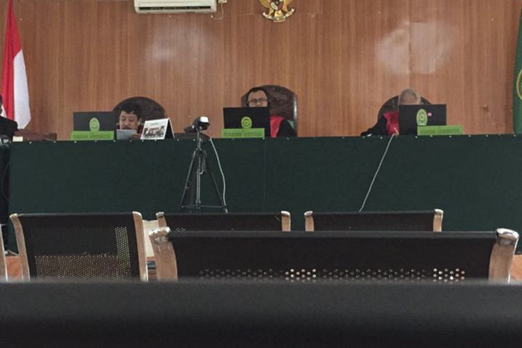 Sidang virtual di Pengadilan Negeri Kelas 1 Palembang dengan agenda keterangan terdahap terdakwa Askari kepala Desa Sukowarno, Kabupaten Musi Rawas, Sumatera Selatan, Senin (29/3/2021).