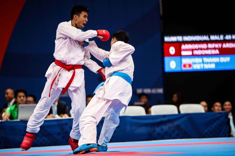 Karateka putra Indonesia, Rifky Arrosyid bertarung melawan Karateka asal Vietnam, Nguyen Thanh Duy di kelas 60 kg di World Trade Center, Manila, Filipina, Minggu (8/12/2019). Rifky Arrosyid berhasil meraih medali perak.