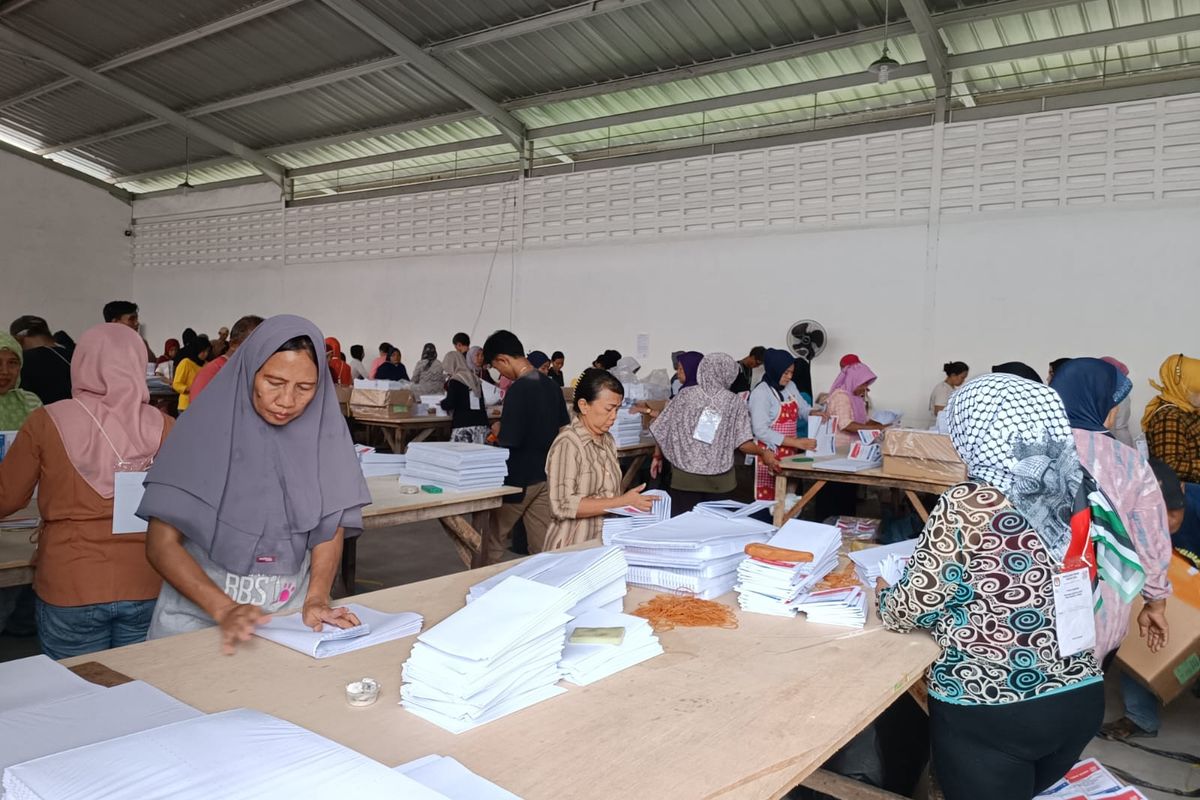 Kegiatan sortir-lipat surat suara menjelang Pemilu 2024 di Cakung, Jakarta Timur, Selasa (2/1/2024).
