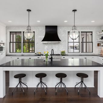 Ilustrasi dapur putih yang dikombinasikan dengan hitam atau dapur monokrom.