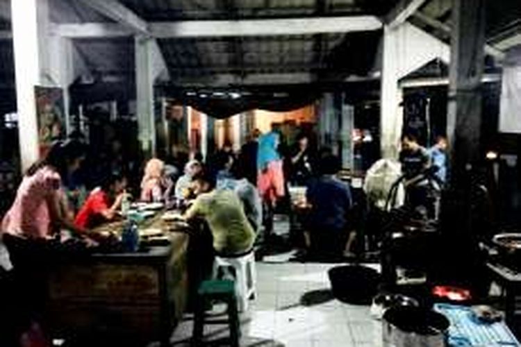 Suasana pengunjung di warung sate Klatak Pak Bari di Bantul, DI Yogyakarta.