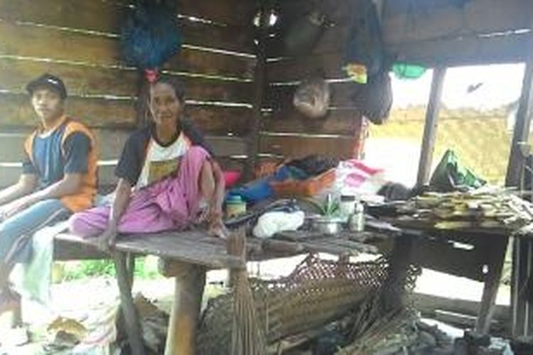 Fatimah, wanita renta berada di  rumahnya Desa Paya Demam Sa, Kecamatan Pante Bidari, Aceh Timur, Sabtu (26/9/2015). Dia tinggal bersama tiga cucunya di rumah yang bolong dan nyaris roboh itu