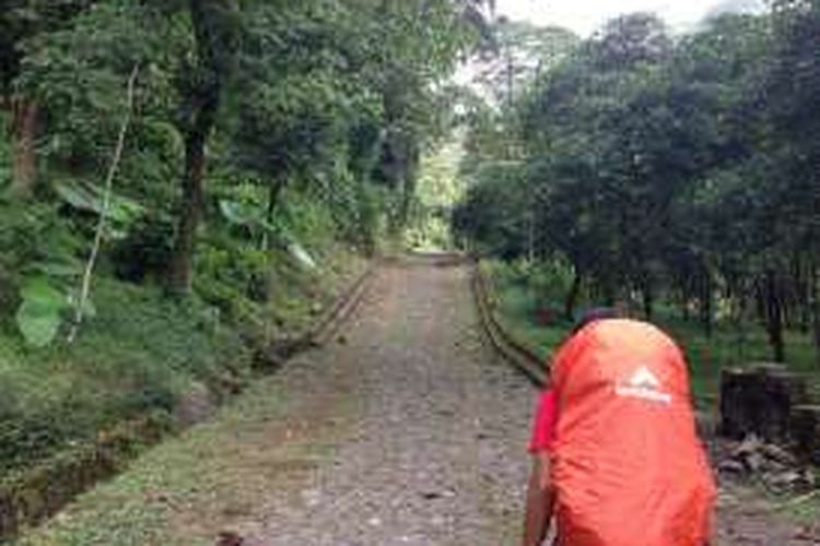 Pendaki gunung marathon solo Willem Sigar Tasiam memulai pendakian Gunung Arjuno-Welirang dari jalur Tretes, Pasuruan, Jawa Timur, Selasa (10/5/2016). Rencananya ia akan menggapai Puncak Gunung Arjuno dari Puncak Gunung Welirang.