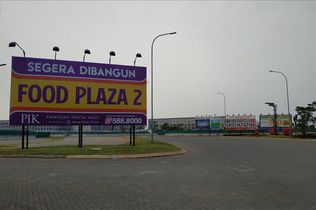 Tanda-tanda pengerjaan proyek di Pulau D, pesisir hasil reklamasi di Teluk Jakarta, Kamis (13/6/2019).