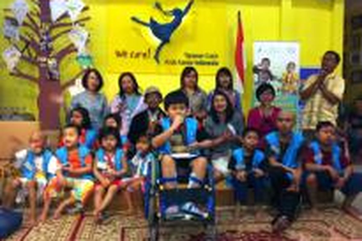 Anak-anak di rumah singgah milik Yayasan Kasih Anak Kanker Indonesia sedang bernyanyi bersama.