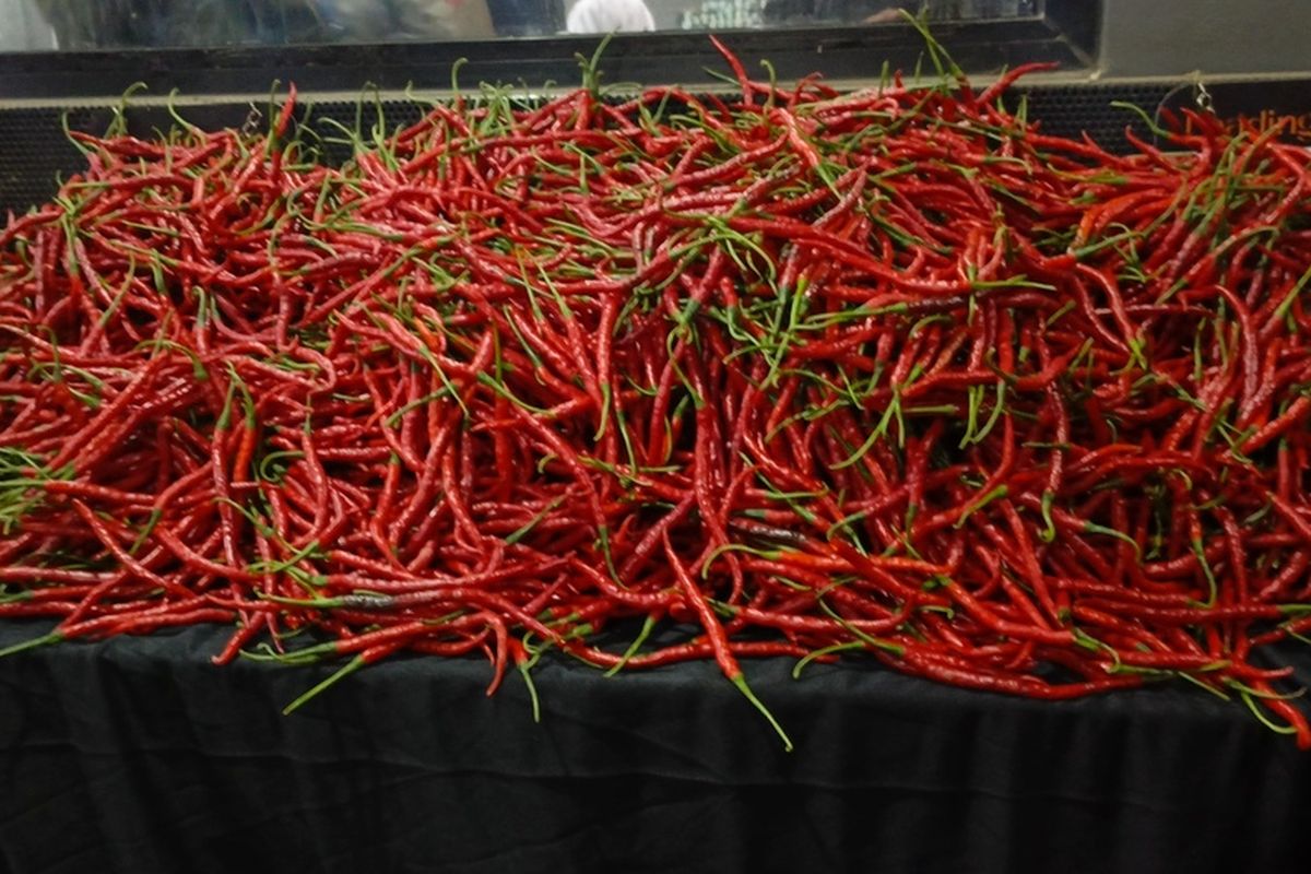 Harga cabai dan beberapa komoditas holtikultura lainnya mengalami kenaikan harga jelang perayaan Natal dan Tahun Baru (Nataru) 2025 di beberapa pasar pemerintah Kabupaten (Pemkab) Bandung, Senin (8/12/2025)