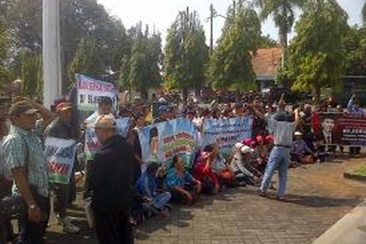 Ratusan warga tumenggungan, kelurahan Lohdoyong, Ambarawa, Jumat (19/9/2014) siang menggelar unjuk rasa di kantor Bupati Semarang, Jl Diponegoro, Ungaran. 