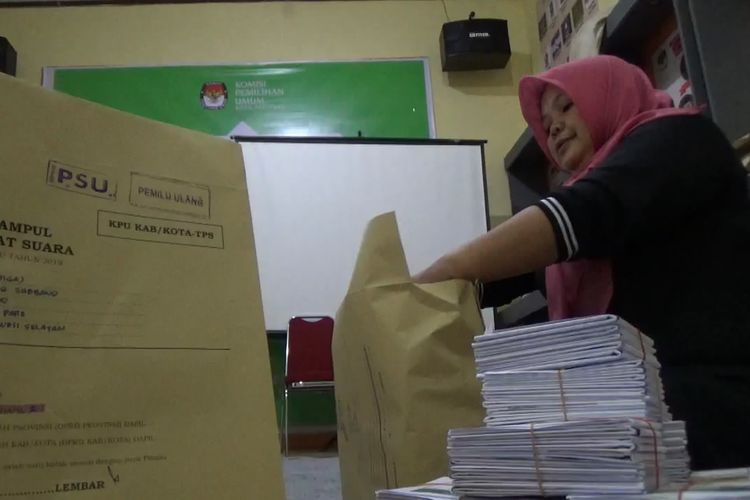 Staff KPU Kota Parepare, Sulawesi Selatan saat melakukan pengisian sampu surat suara jelang PSU 5 TPS di Parepare, Jumat (26/4/2019). 