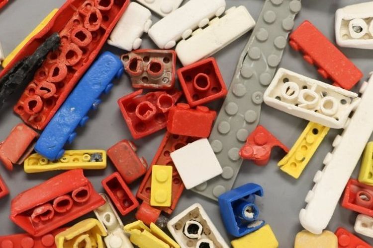 Potongan Lego yang ditemukan tersapu di pantai Cornwall, di barat daya Inggris.