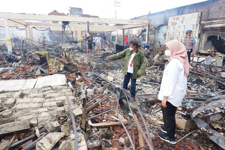 Bupati Banyuwangi Ipuk Fiestiandani meninjau Pasar Galekan, Desa Bajulmati, Kecamatan Wongsorejo, Banyuwangi, Jawa Timur, pasca kebakaran, Sabtu (15/1/2022).